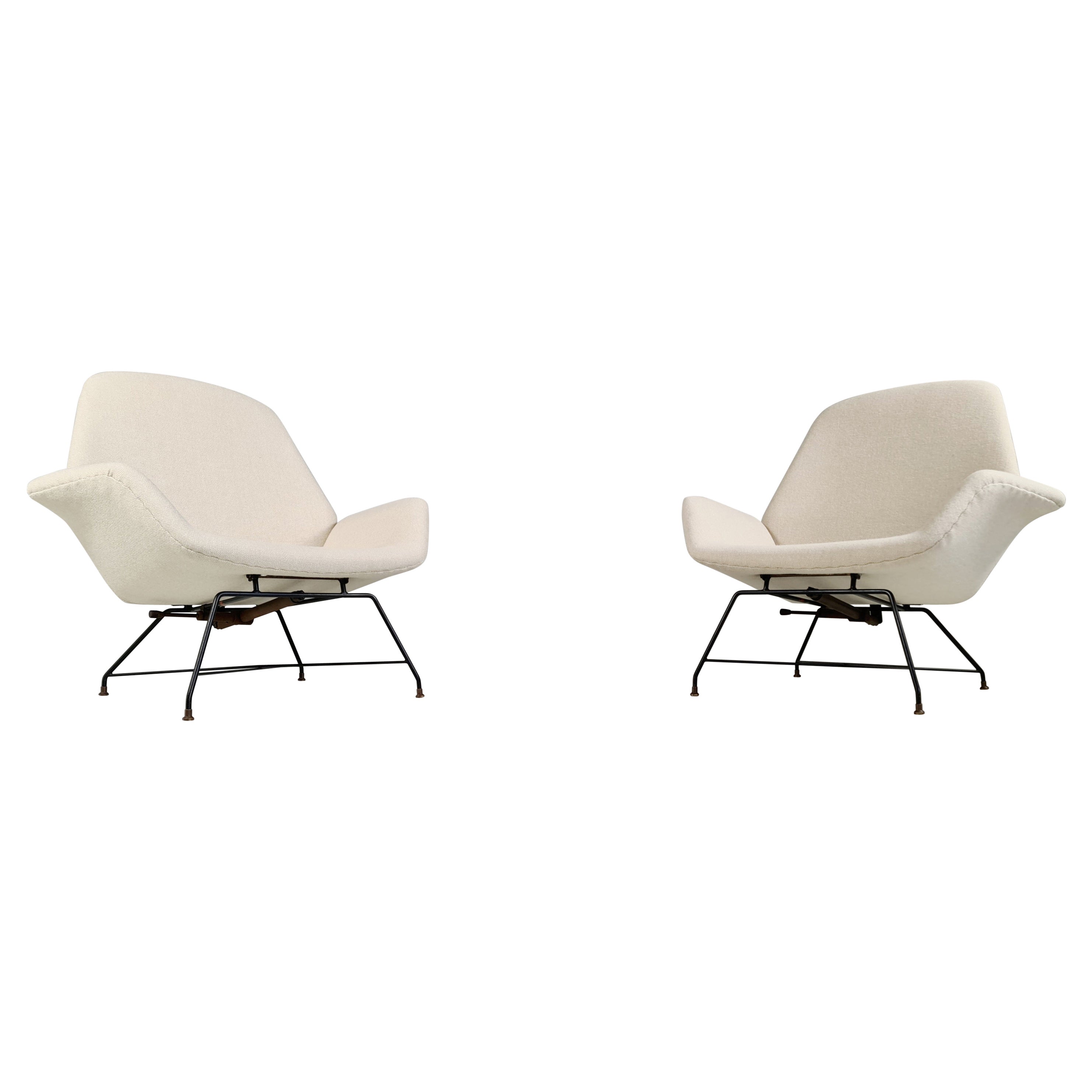 ‘Lotus’ Lounge Chairs in cream wool fabric by Augusto Bozzi for Saporiti, 1960s For Sale