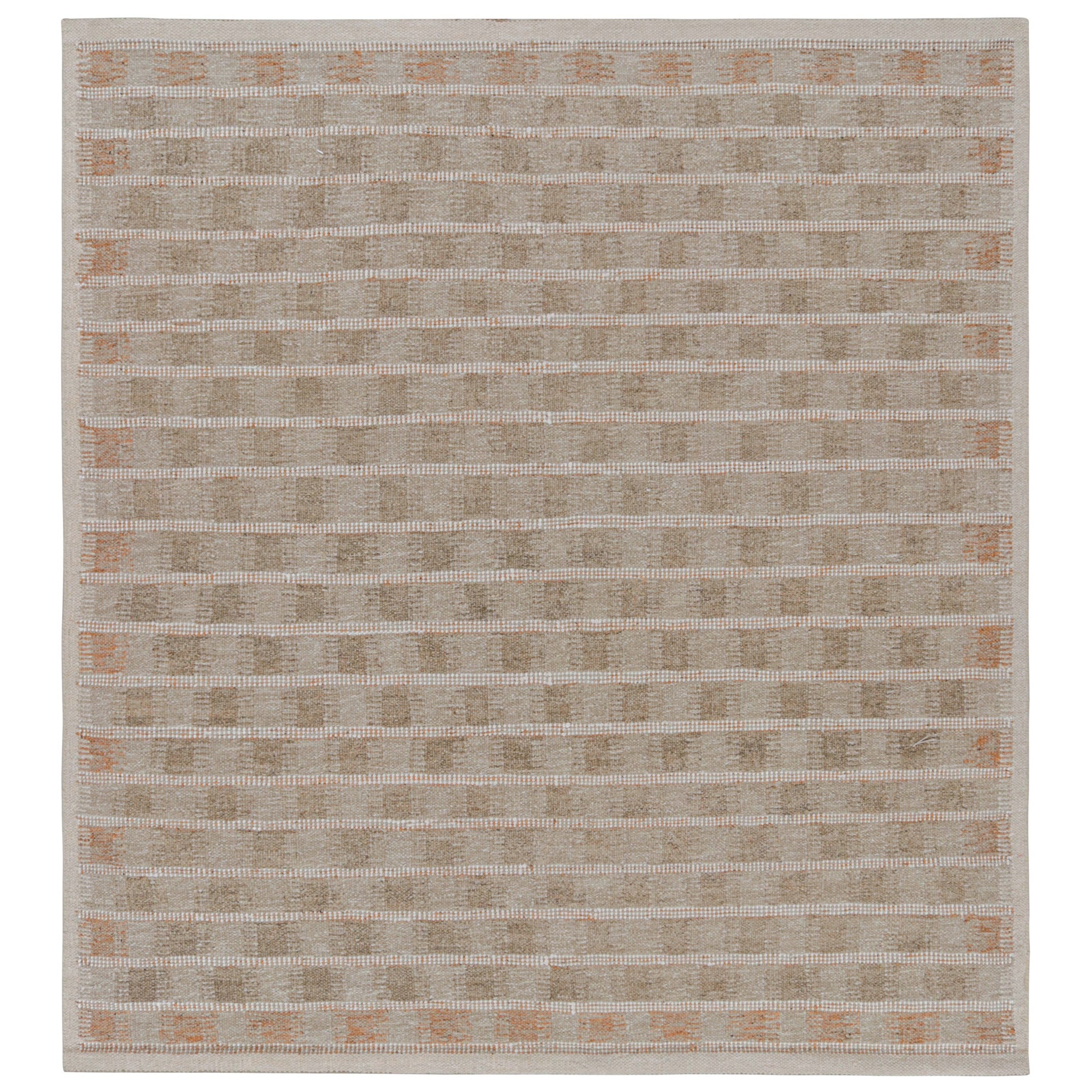 Rug & Kilim's quadratischer Teppich im skandinavischen Stil in Beige-Braun mit geometrischen Mustern im Angebot