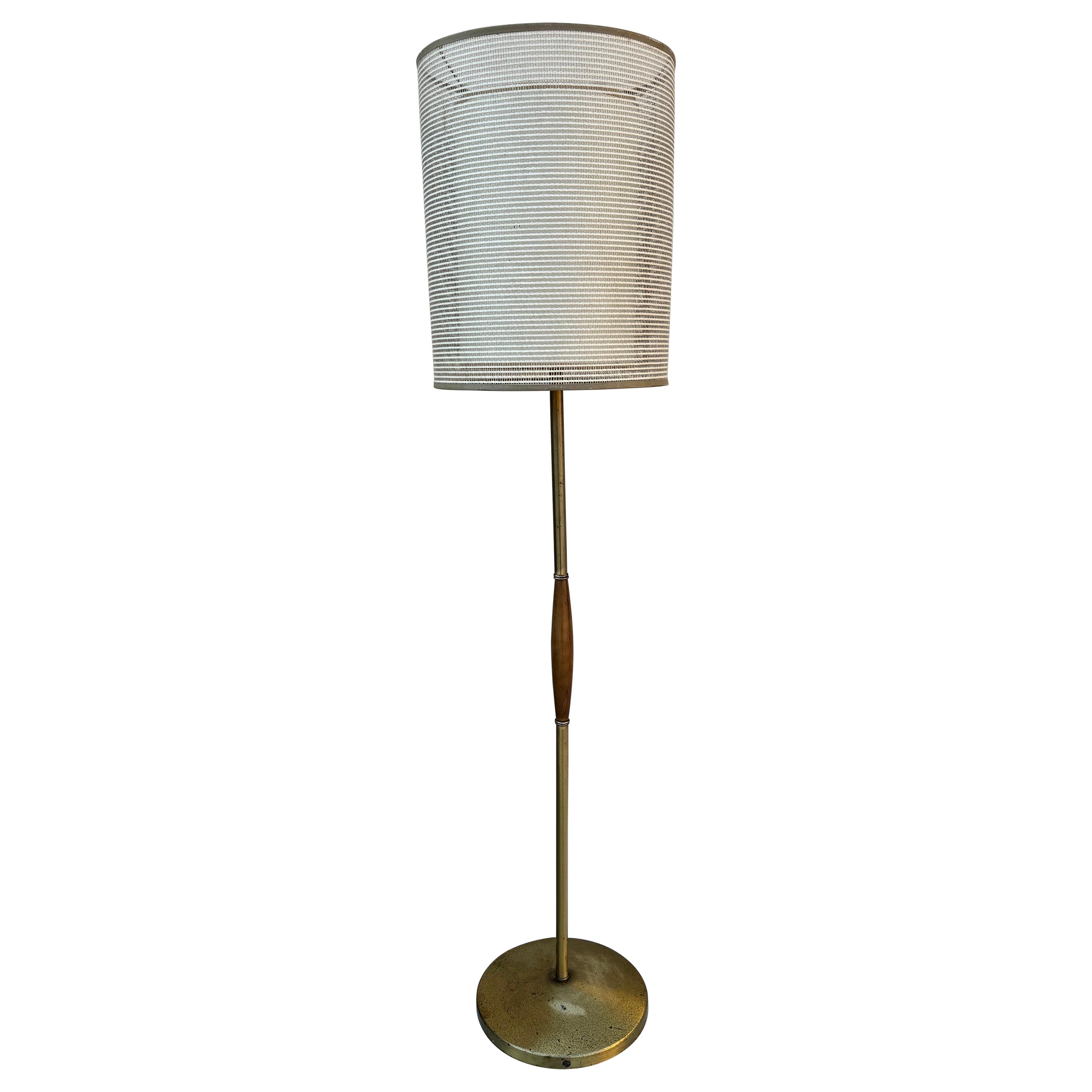 Lampadaire moderne du milieu du siècle dernier en laiton et bois avec abat-jour tambour double en fibre de verre 