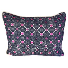 Coussin tribal géométrique tissé marine et rose