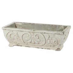 Jardinière de jardin ou de patio longue en pierre dure moulée avec volutes en relief 20e siècle