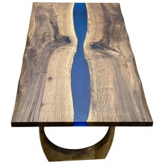 Table de salle à manger en résine bleue et bois de noyer époxy