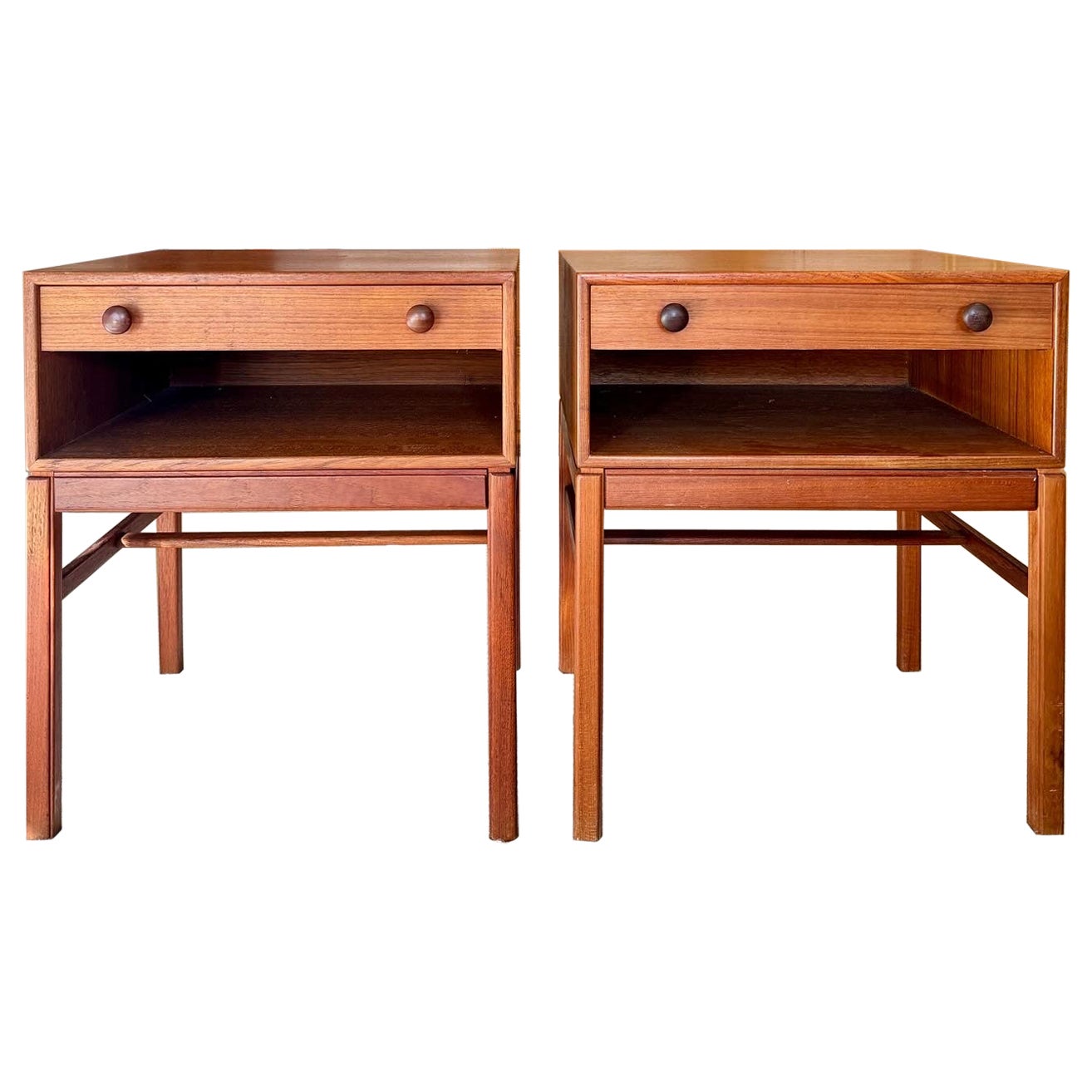 Stylish and very well made mid century modern  side tables in teak, circa 1960s For Sale