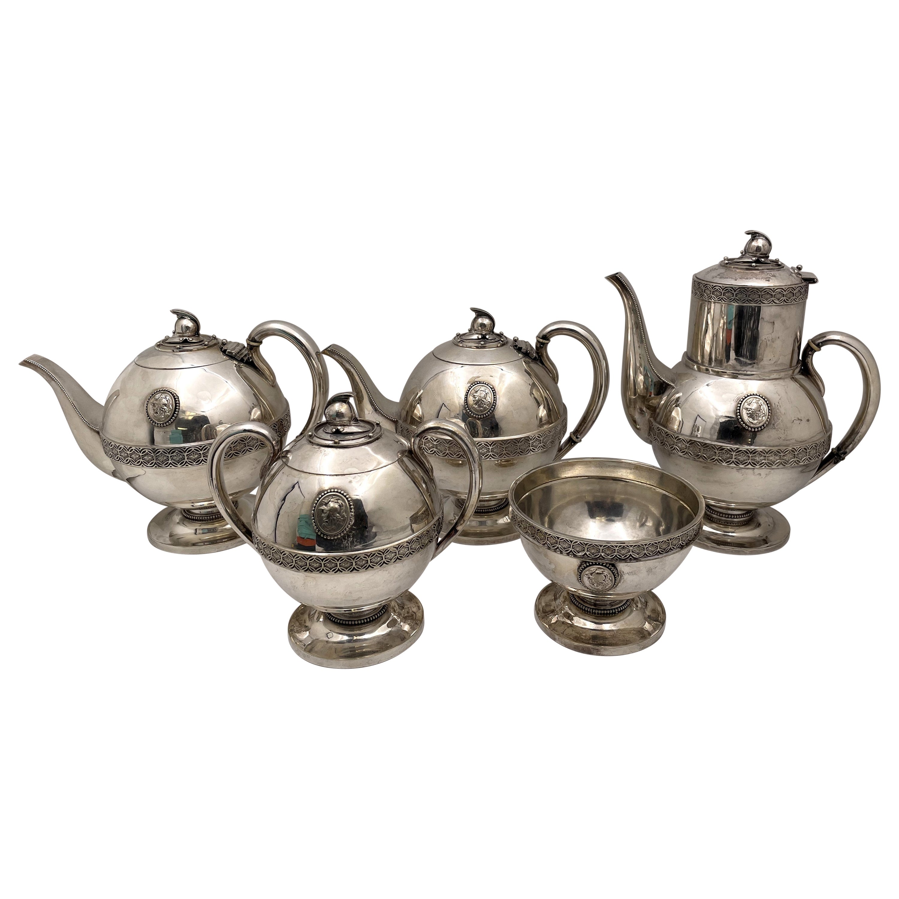 Haughwout & Co. A Silver Helmet Medallion 5 Pieces 19th Century Tea Coffee Set en vente