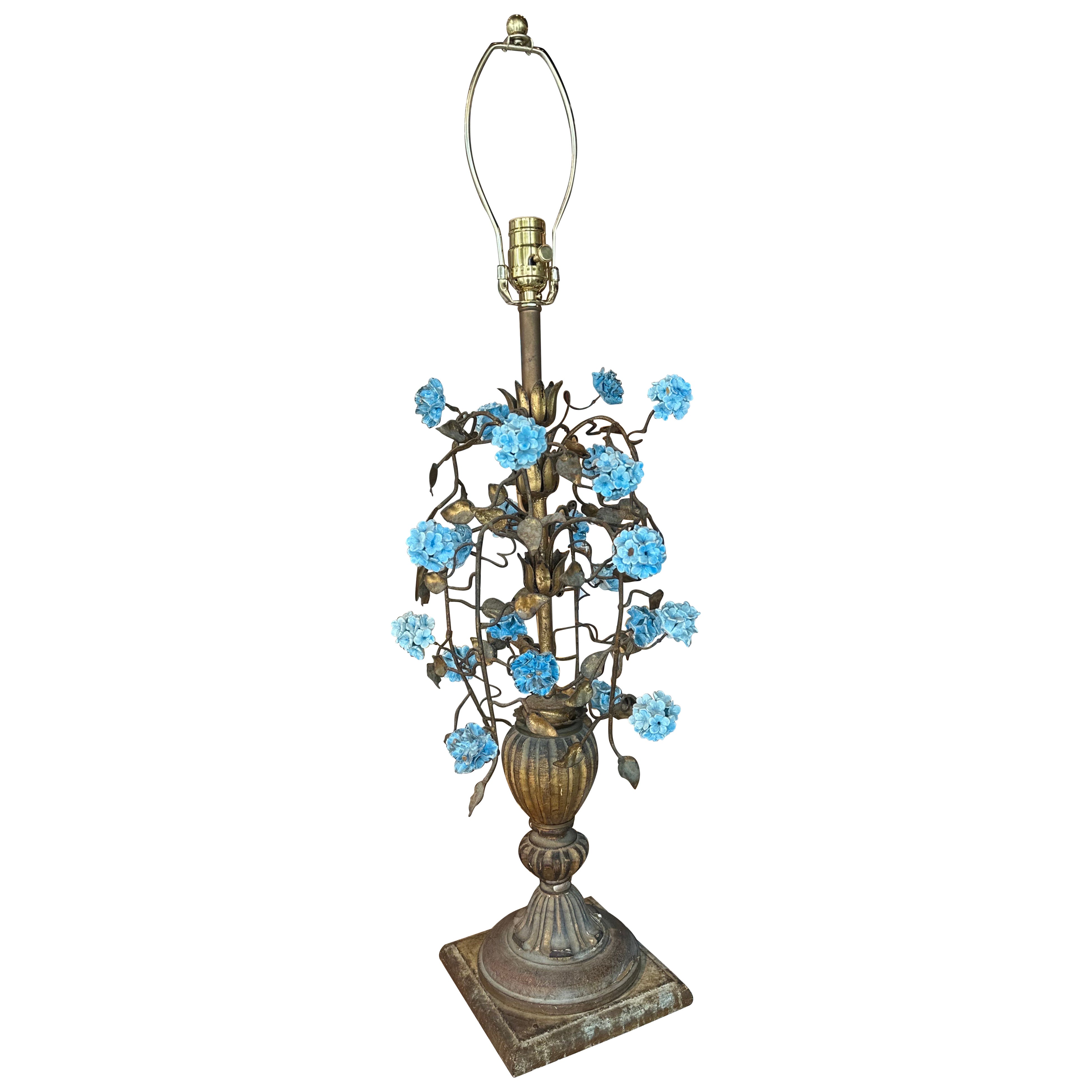 Lampe de bureau italienne Hydrangea bleue en métal et porcelaine, nouvellement câblée  en vente