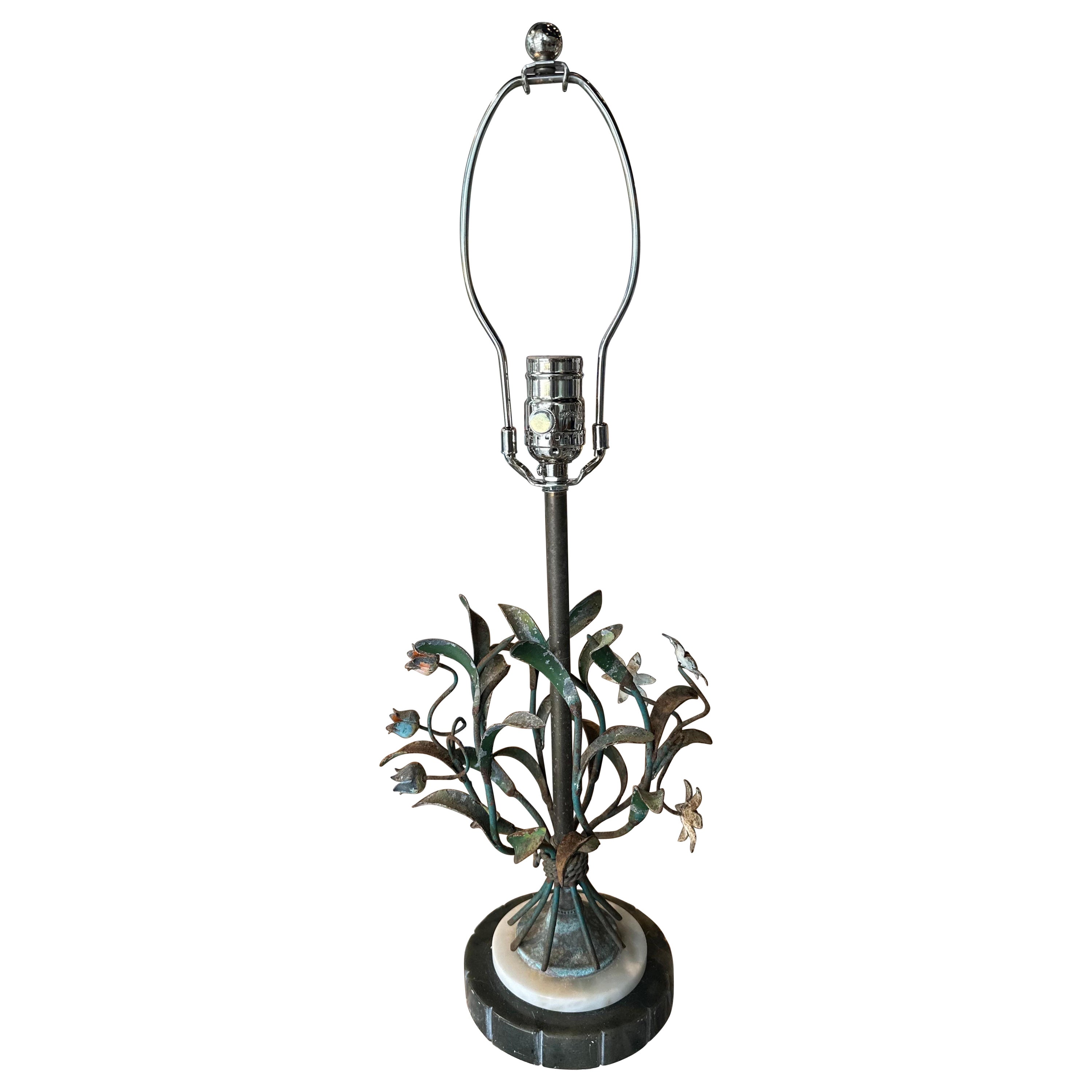 Italienische kleine Vintage-Blumen-Tischlampe aus Metall in Zinn, Marmor, neu verdrahtet  im Angebot