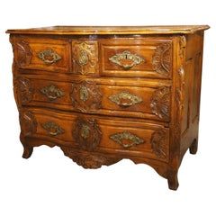 Commode lyonnaise en noyer sculpté "Arbalete" du XVIIIe siècle de la période Régence