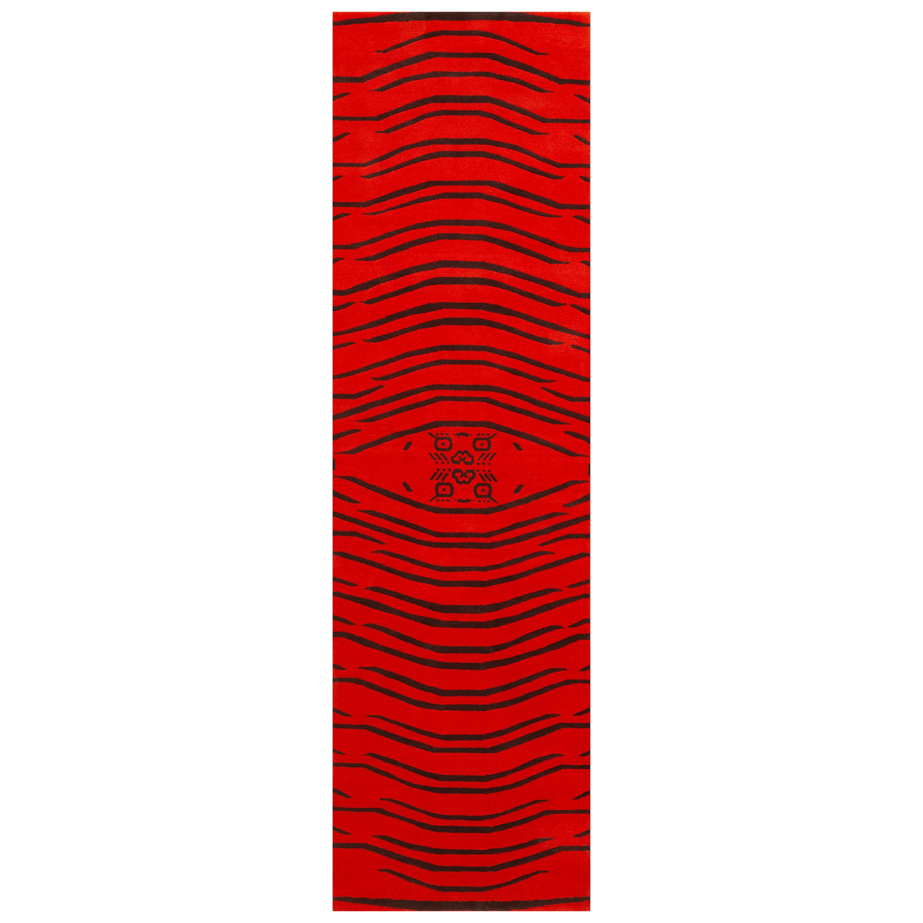 The Collective Artistics Red and Black Modern Tiger Runner Rug 2'10" x 10'1" (tapis de course)