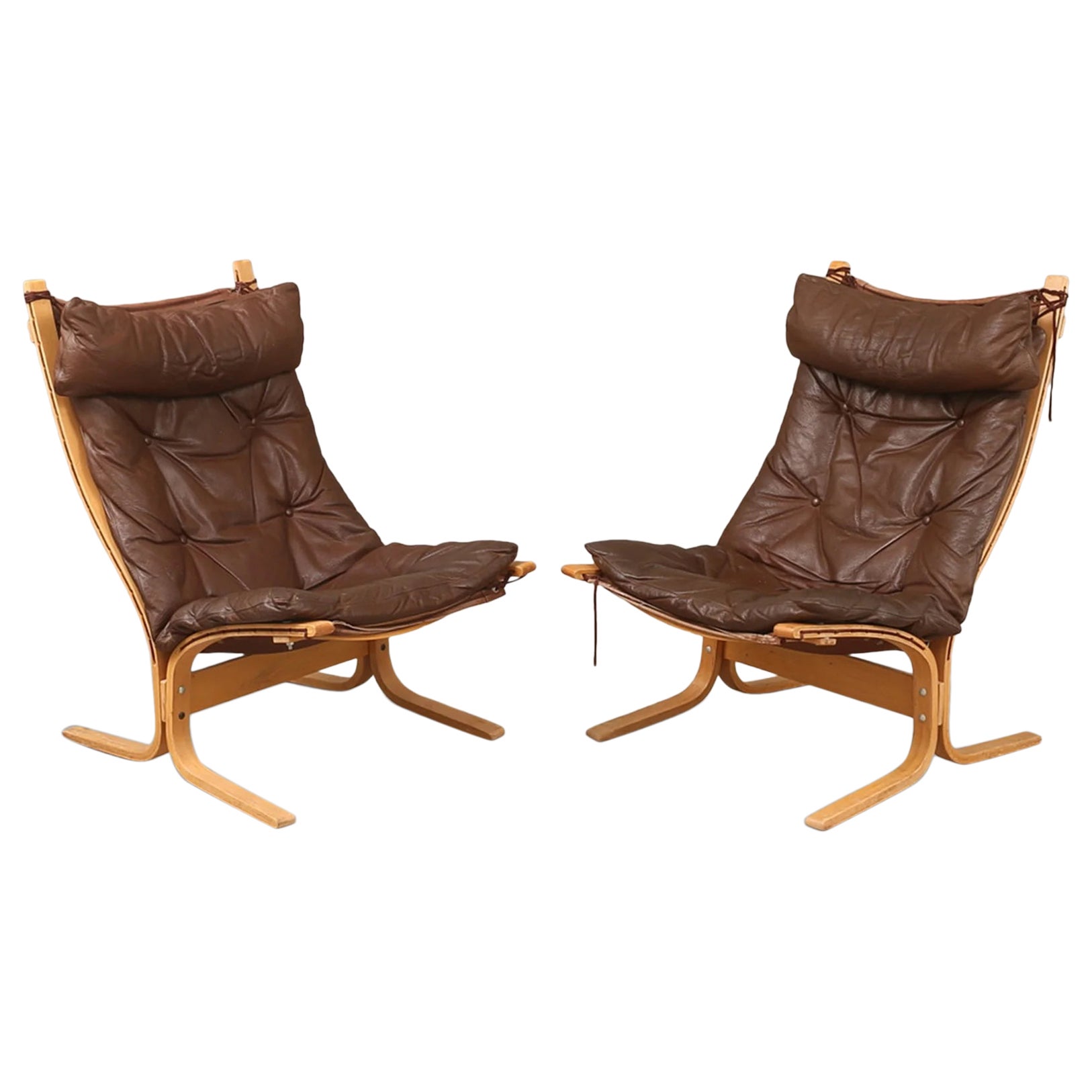 Pair of highback "Siesta" lounge chairs in brown leather For Sale