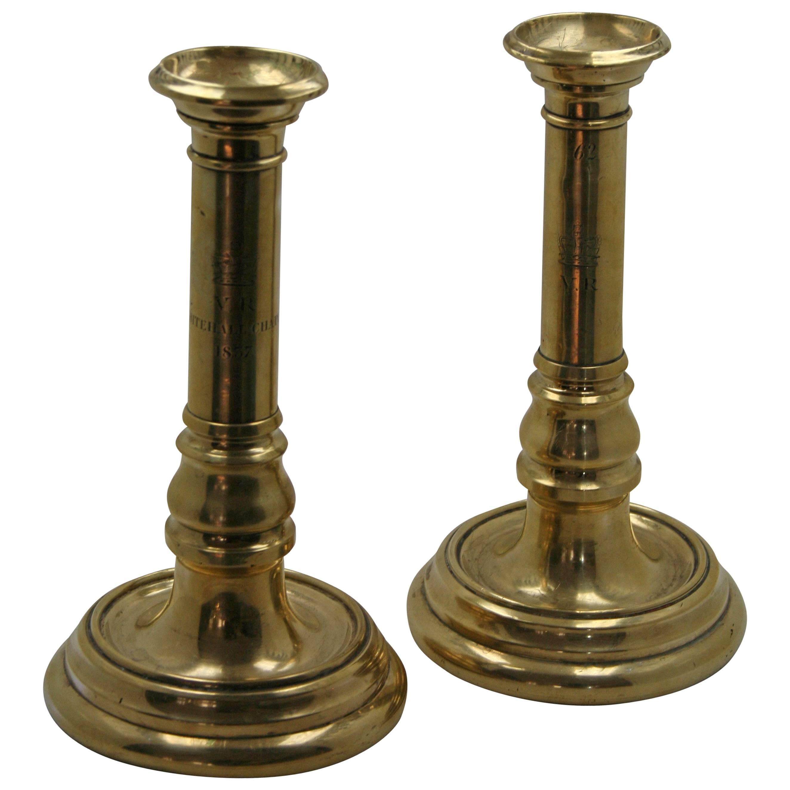 Coppia di candelabri vittoriani in ottone tornito, datati 1837 in vendita