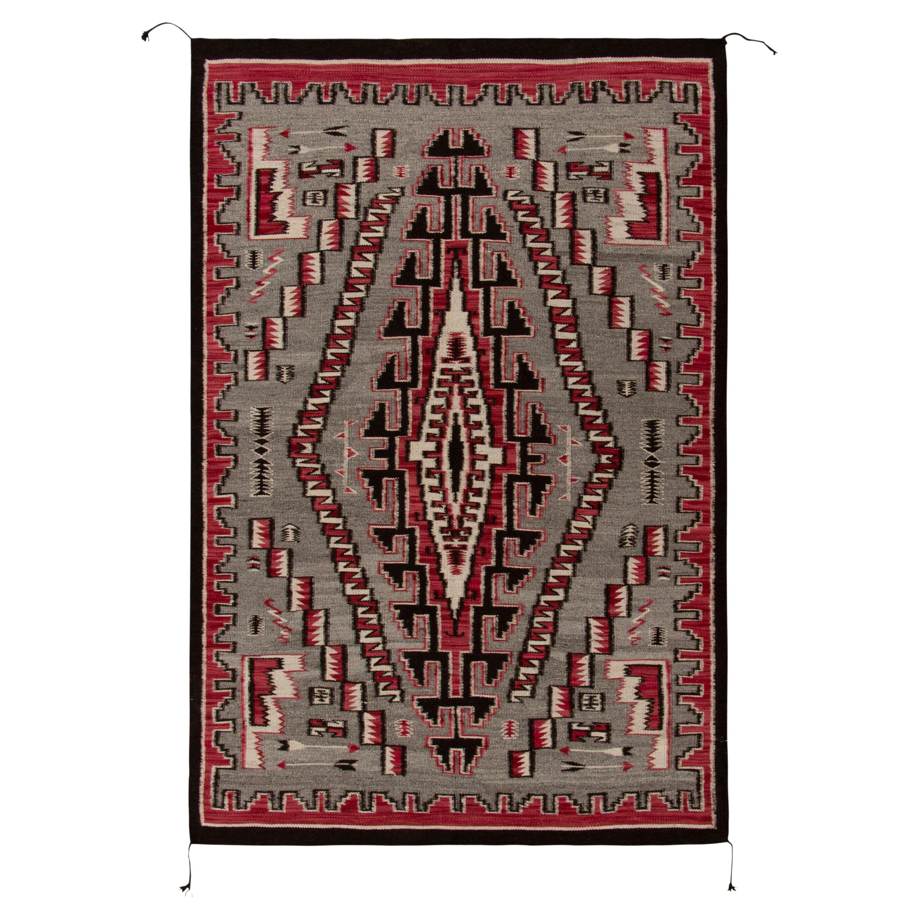 Rug & Kilim's Alfombra Estilo Kilim Tribal Navajo en Gris Rojo, Patrón Geométrico Negro