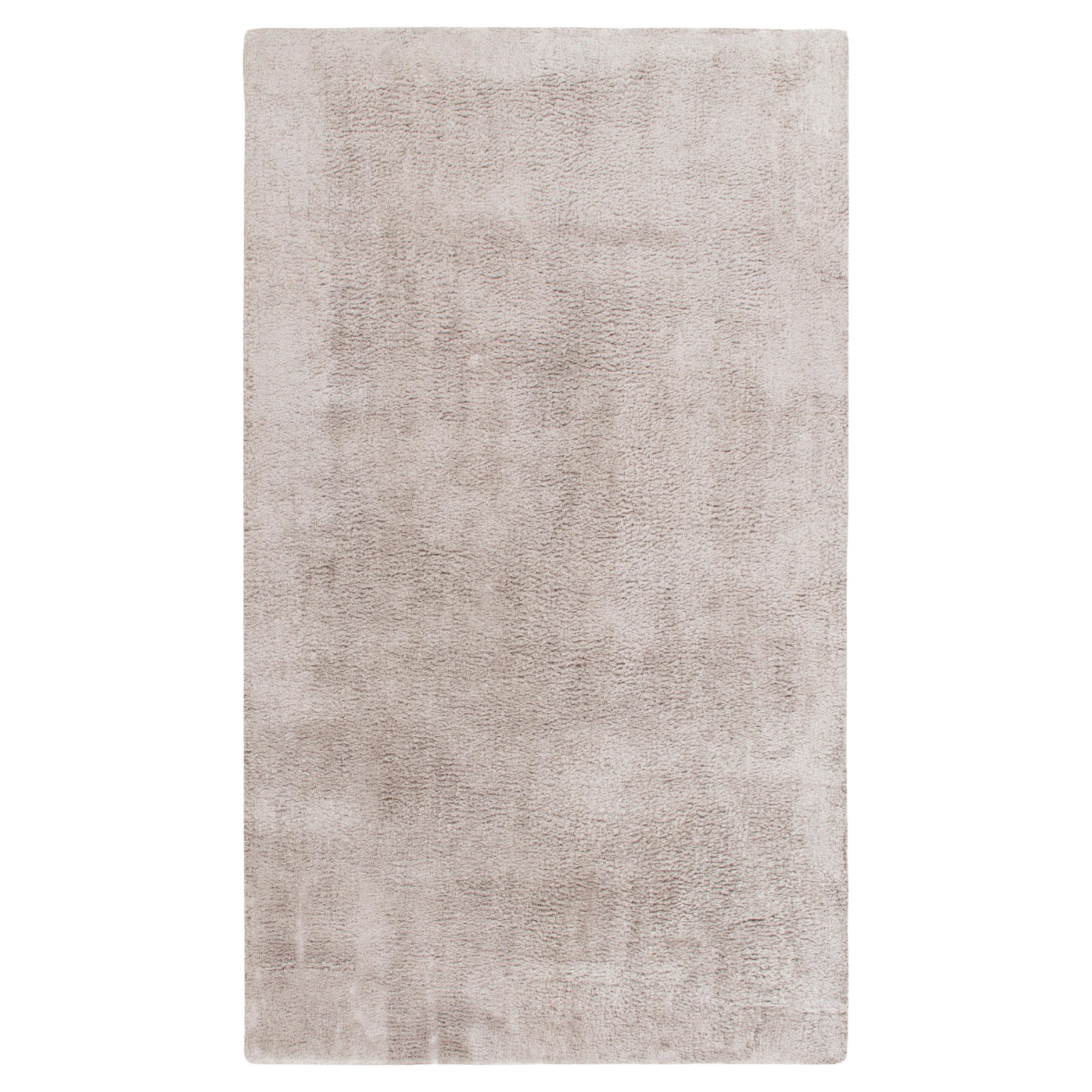 Rug & Kilim's Contemporary Solid Gray Rug in Shag Pile (tapis contemporain gris uni en velours ras)