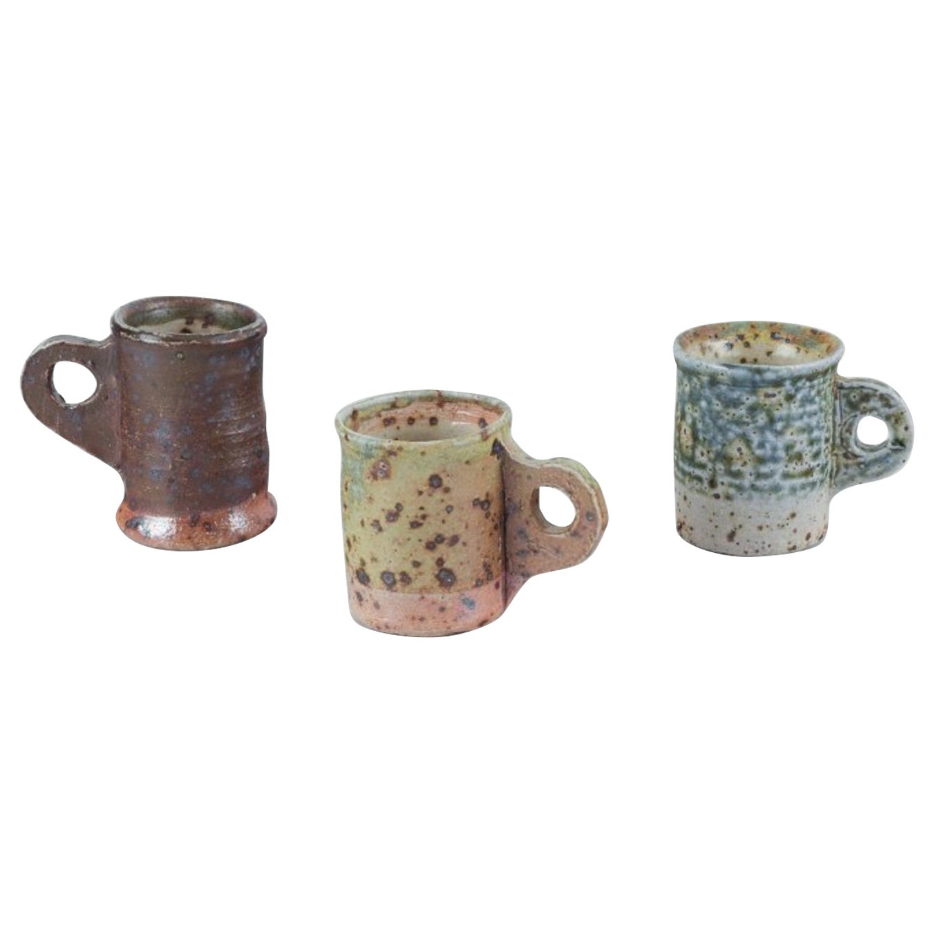 Céramiste d'atelier danois. Trois mugs miniatures uniques en céramique. 1970/80s