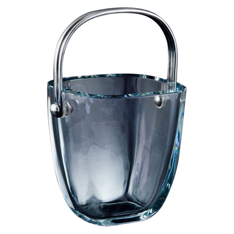 Modernist ice bucket in art glass with a handle in sterling silver For Sale