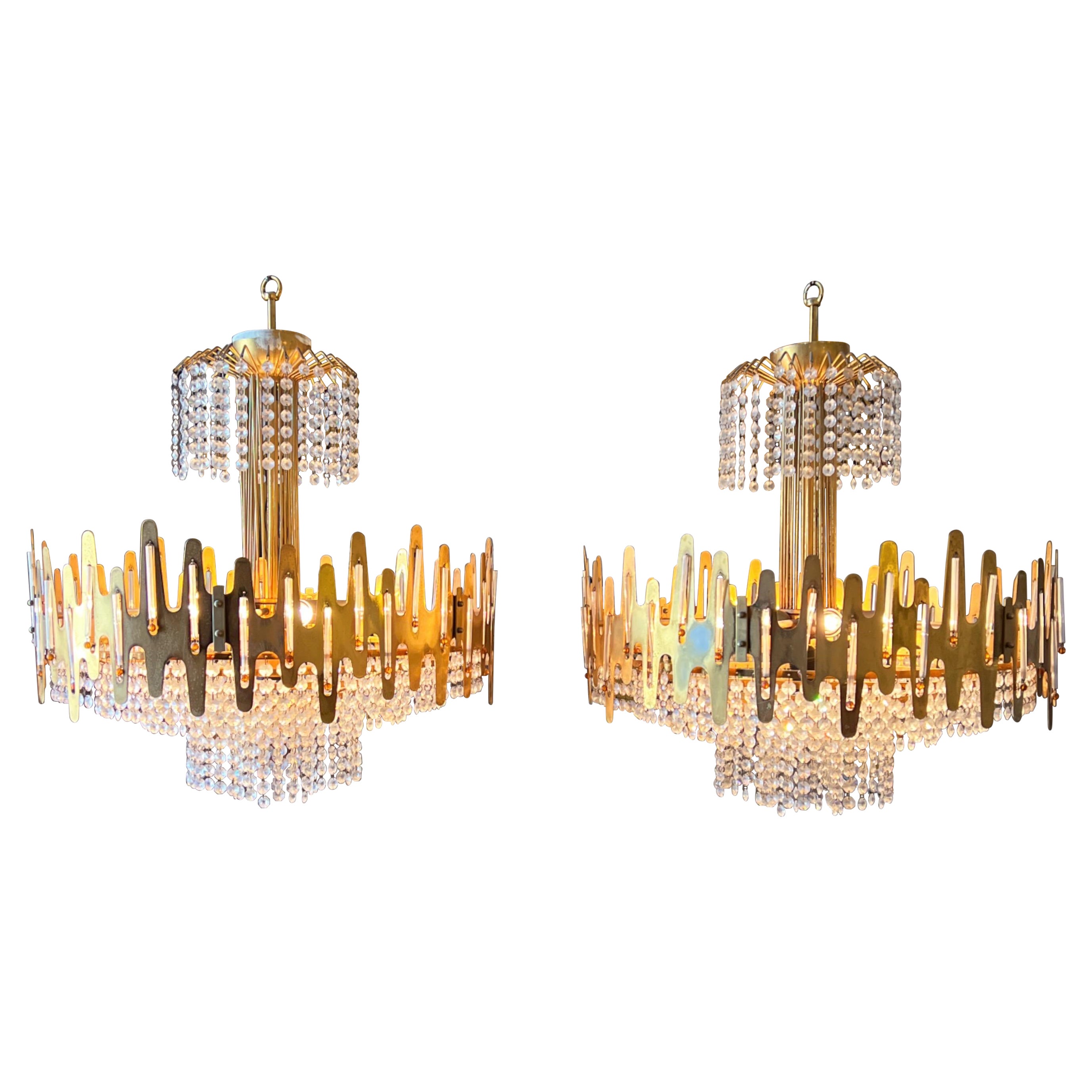 Pair of mid century modern chandeliers by Sciolari, 1970 For Sale