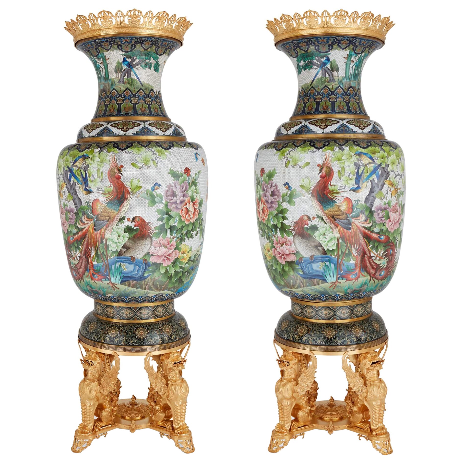 Paire de très grands vases en émail cloisonné chinois avec montures en bronze doré français 