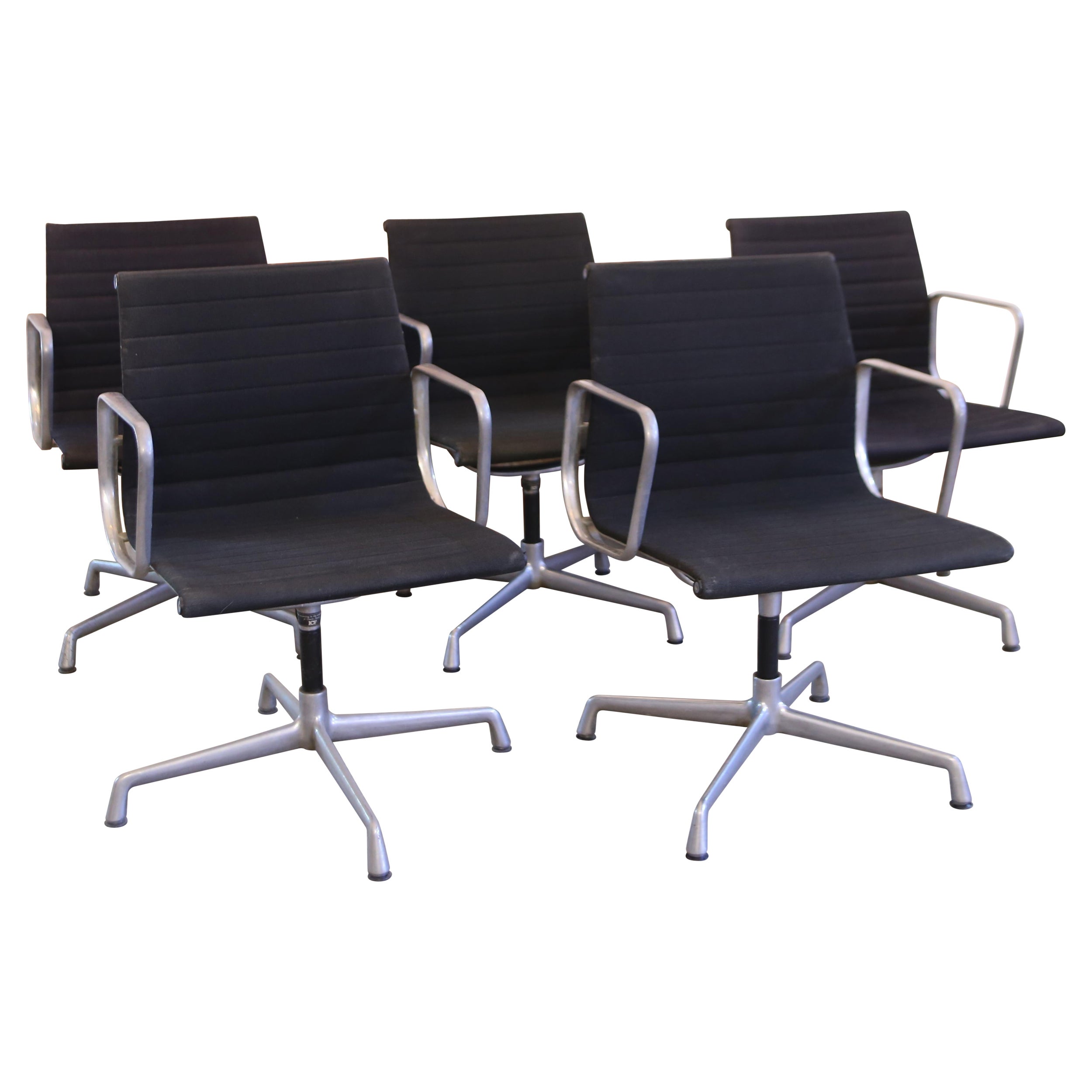 CHARLES & RAY EAMES. Fauteuils de la série "Aluminium Group" fabriqués par ICF. en vente