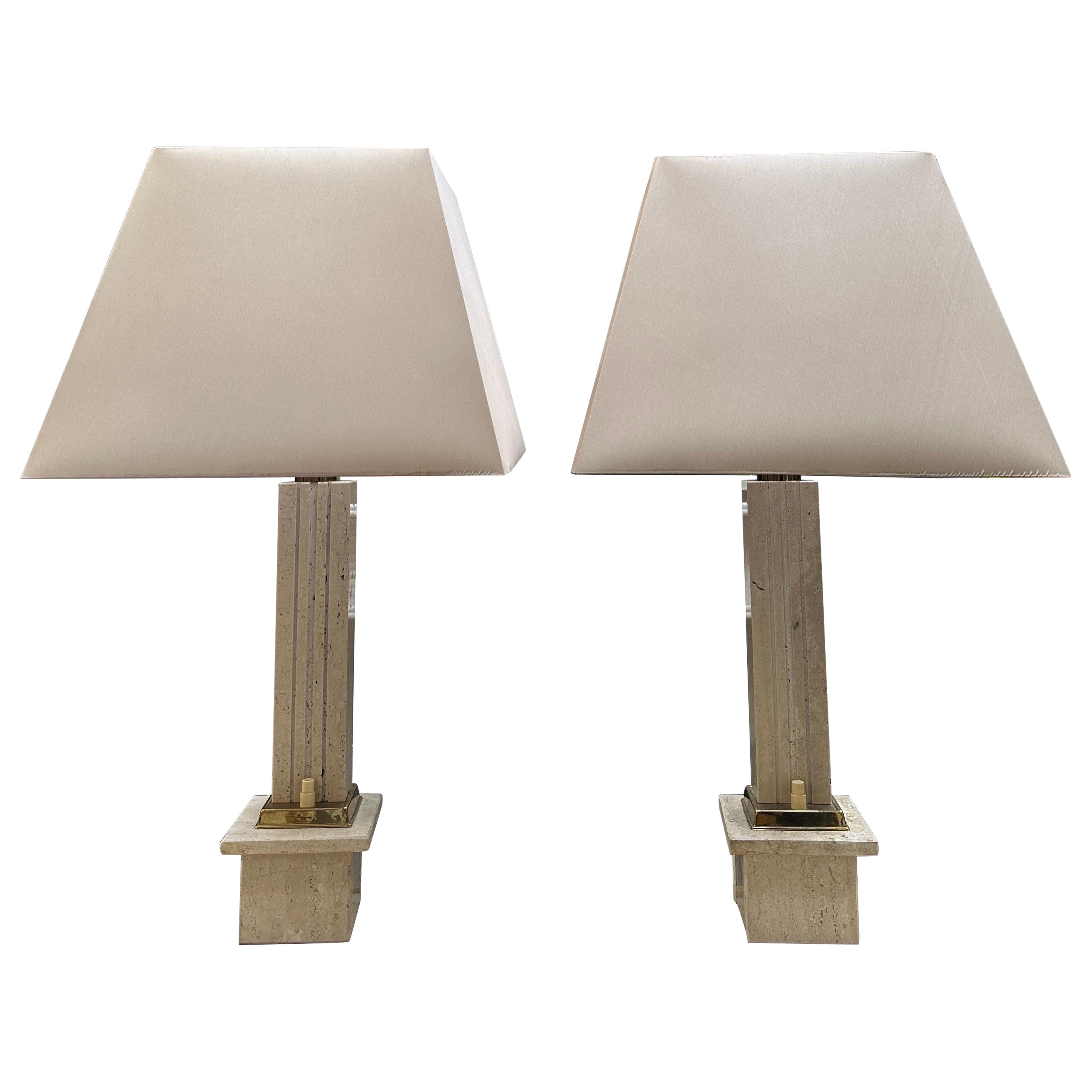 Ein Paar hohe italienische Tischlampen aus Travertin und Messing 