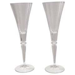 Pareja de flautas vintage de cristal transparente atribuidas a Baccarat