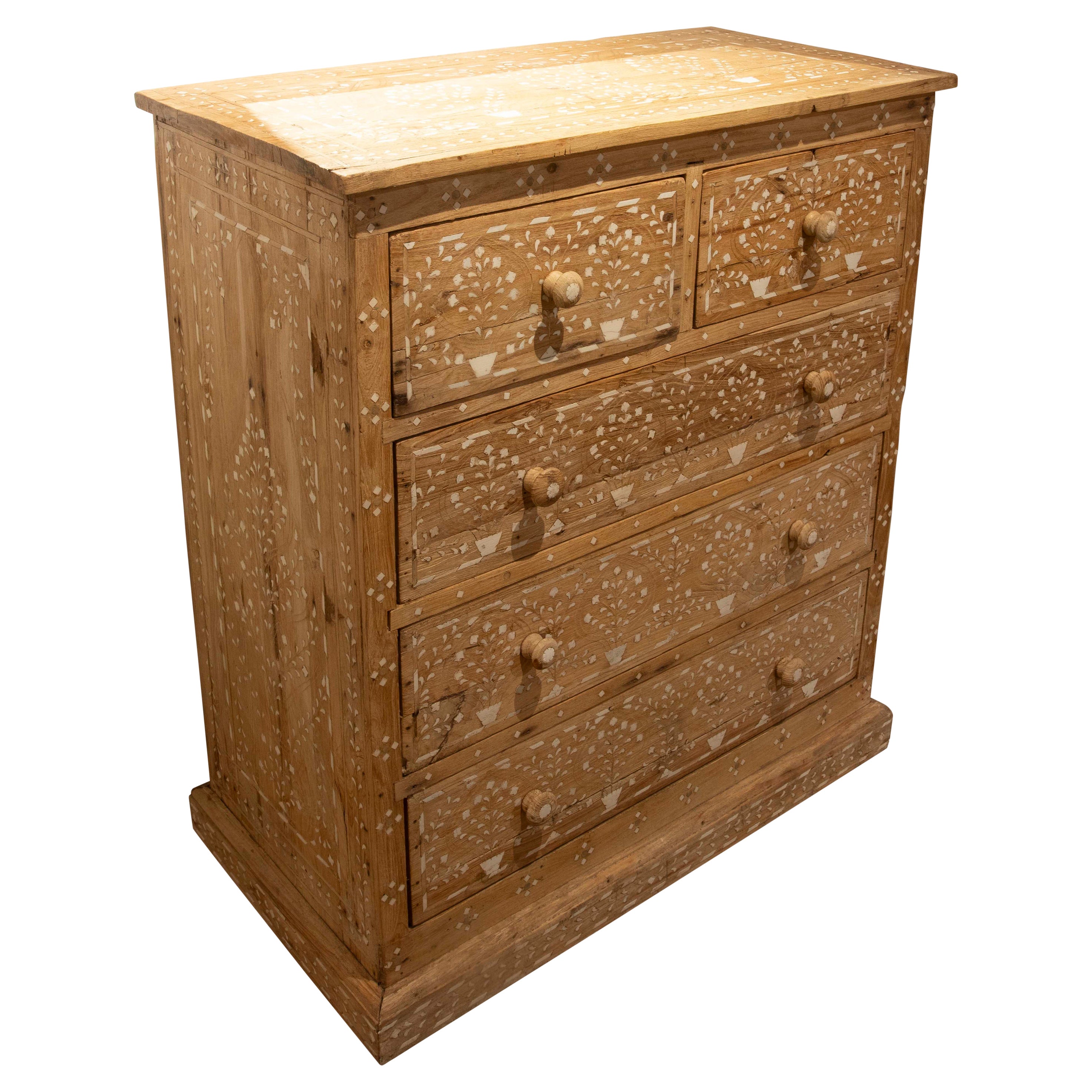 Commode en bois avec tiroirs marquetés et décorations florales en vente