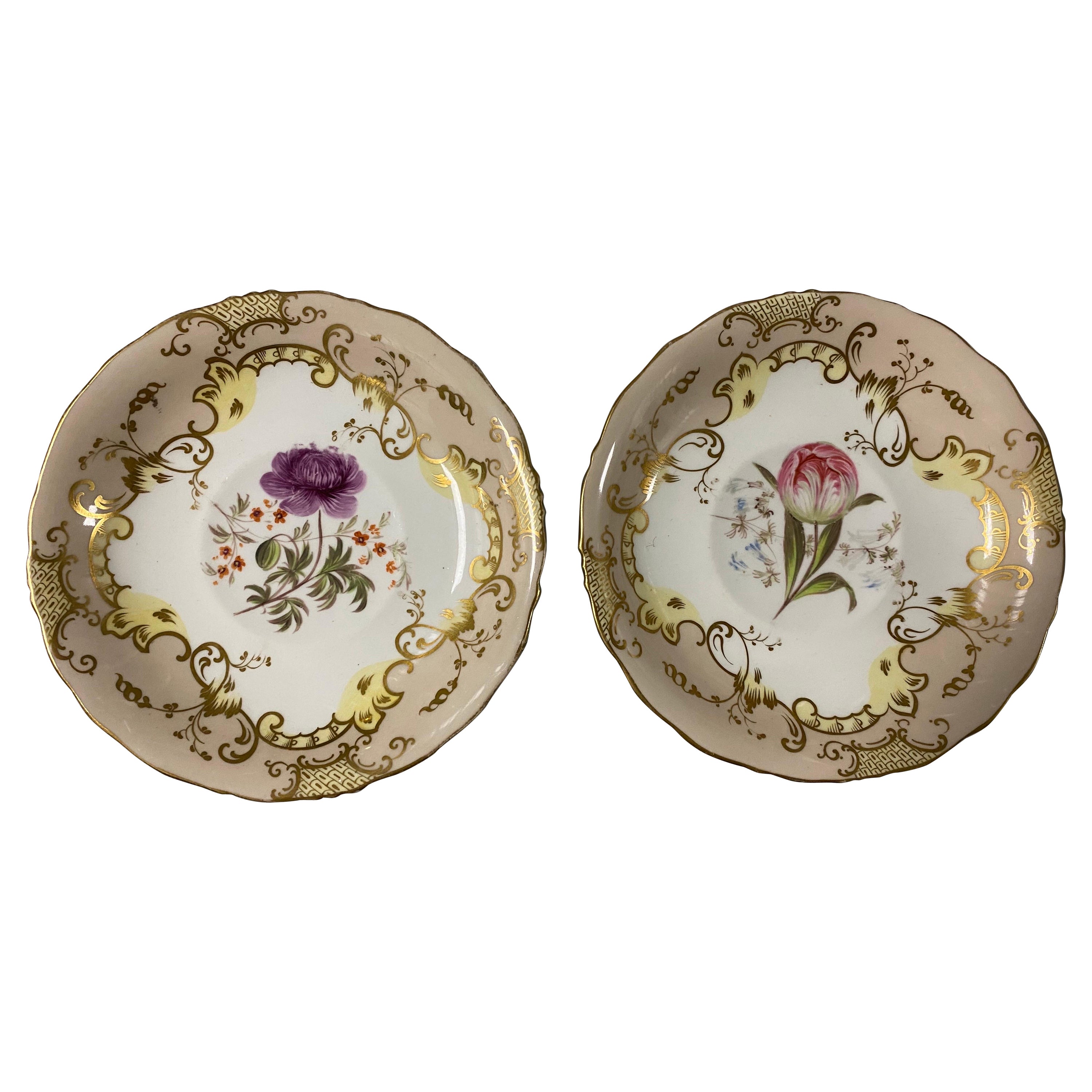 Paire de soucoupes en porcelaine de Coalport, beige et fleurs, par Joseph Birbeck, c.1847