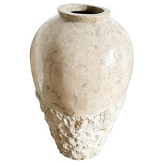Vase de sol postmoderne en pierre polie et tessellée brute
