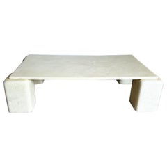 Table basse rectangulaire postmoderne en pierre moulée et faux marbre avec pieds Nested