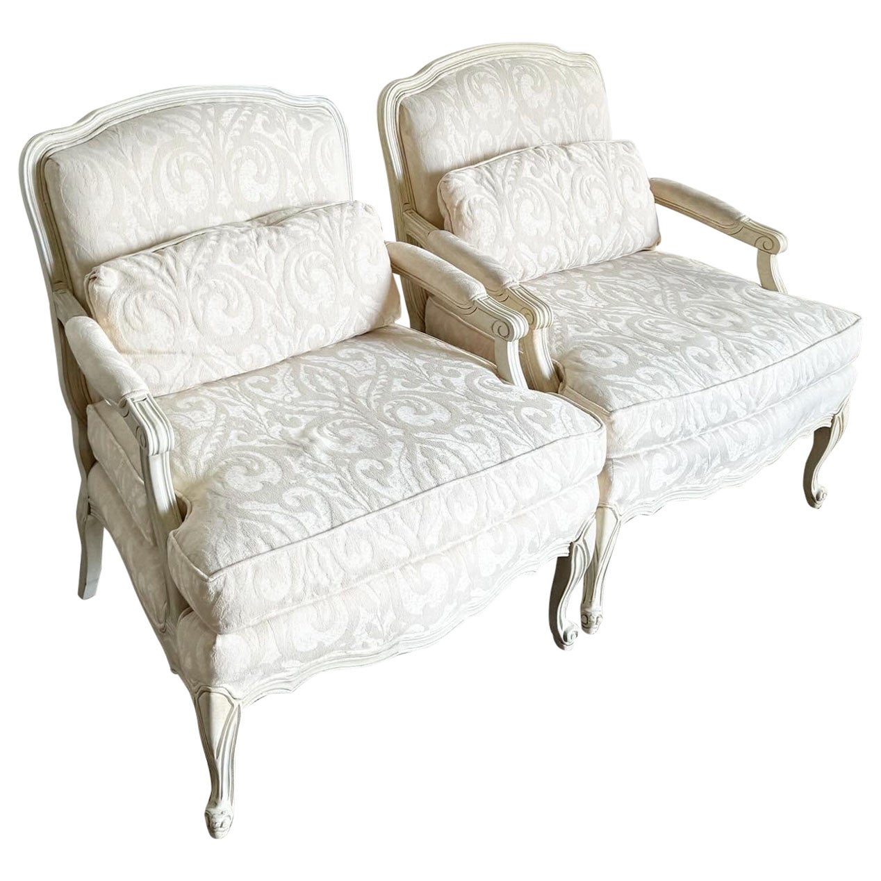 Paire de chaises à accoudoirs crème/off-White de style provincial français
