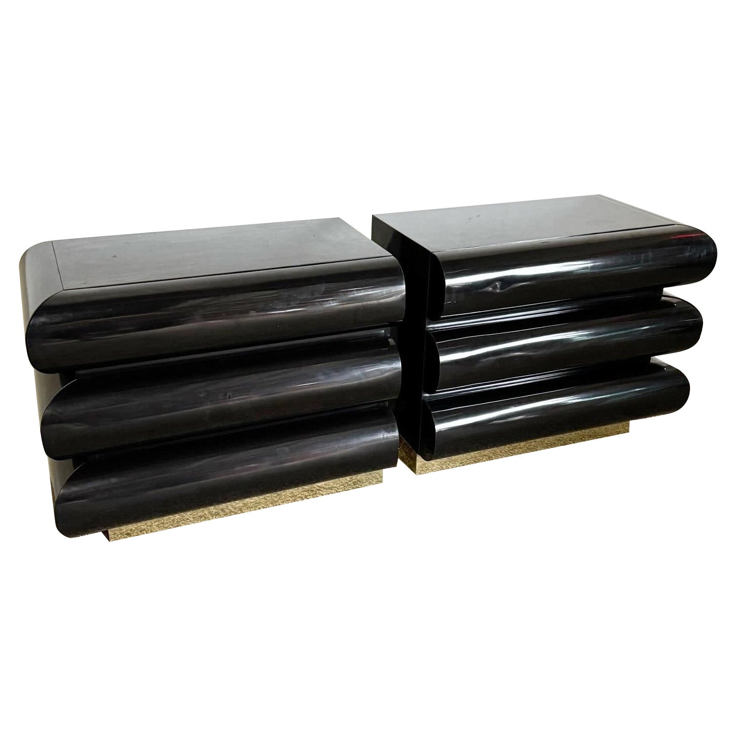 Postmoderne Bullnose-Kommoden aus schwarzem Lack und Laminat mit goldenem Sockel – ein Paar