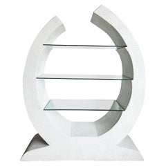 Postmoderne geformte weiße Stucco Etagere/Bücherregal-Etagere/Bücherregal aus Stuck – 3 Glasböden