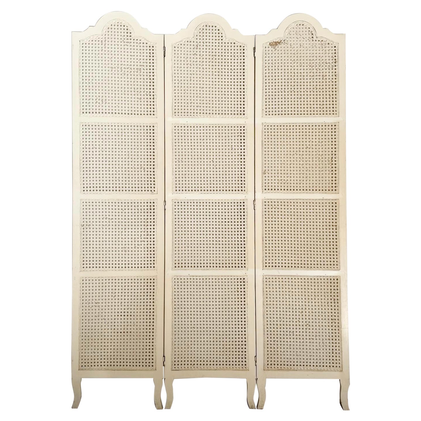 Séparation de pièce/screen460 Regency Chic en rotin blanc cassé en vente