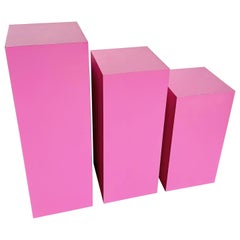 Postmodernes rosafarbenes, mattes, konisch zulaufendes, rechteckiges Sockel-Set aus Laminat – 3er-Set