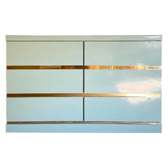 Comò postmoderno in laminato laccato blu baby con accenti dorati