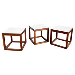 Tables d'appoint cubiques en teck mi-siècle moderne - Lot de 3
