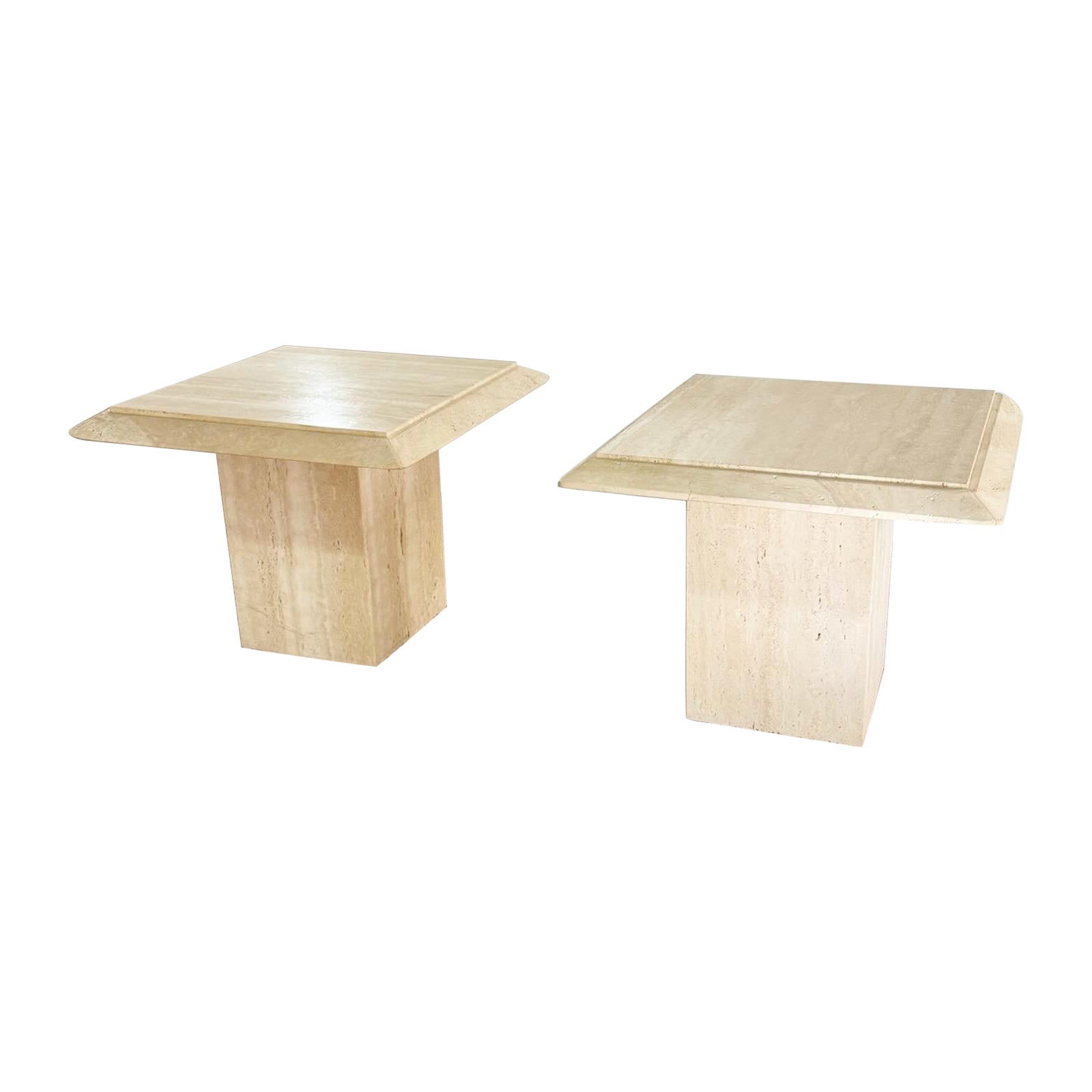 Tables d'appoint italiennes en travertin à plateau biseauté carré - une paire en vente