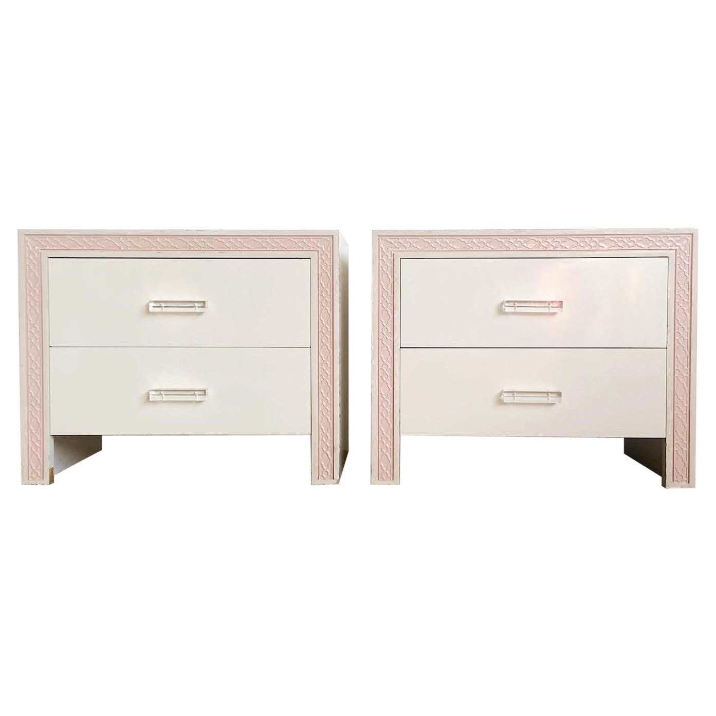 Postmoderne rosa-weiße Nachttische mit Lucite-Griffen – ein Paar