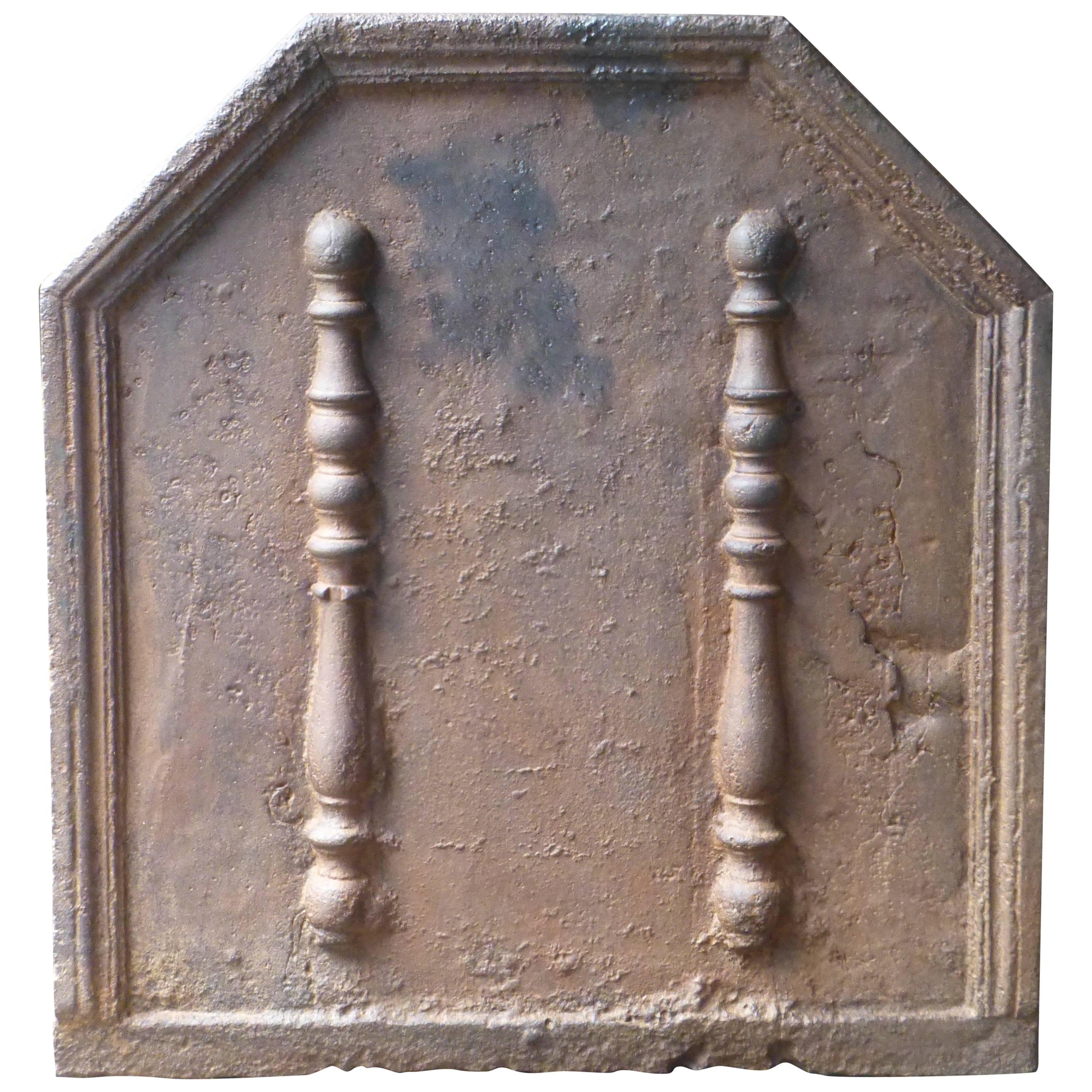 Chimenea francesa del siglo XVIII con columnas de Hércules