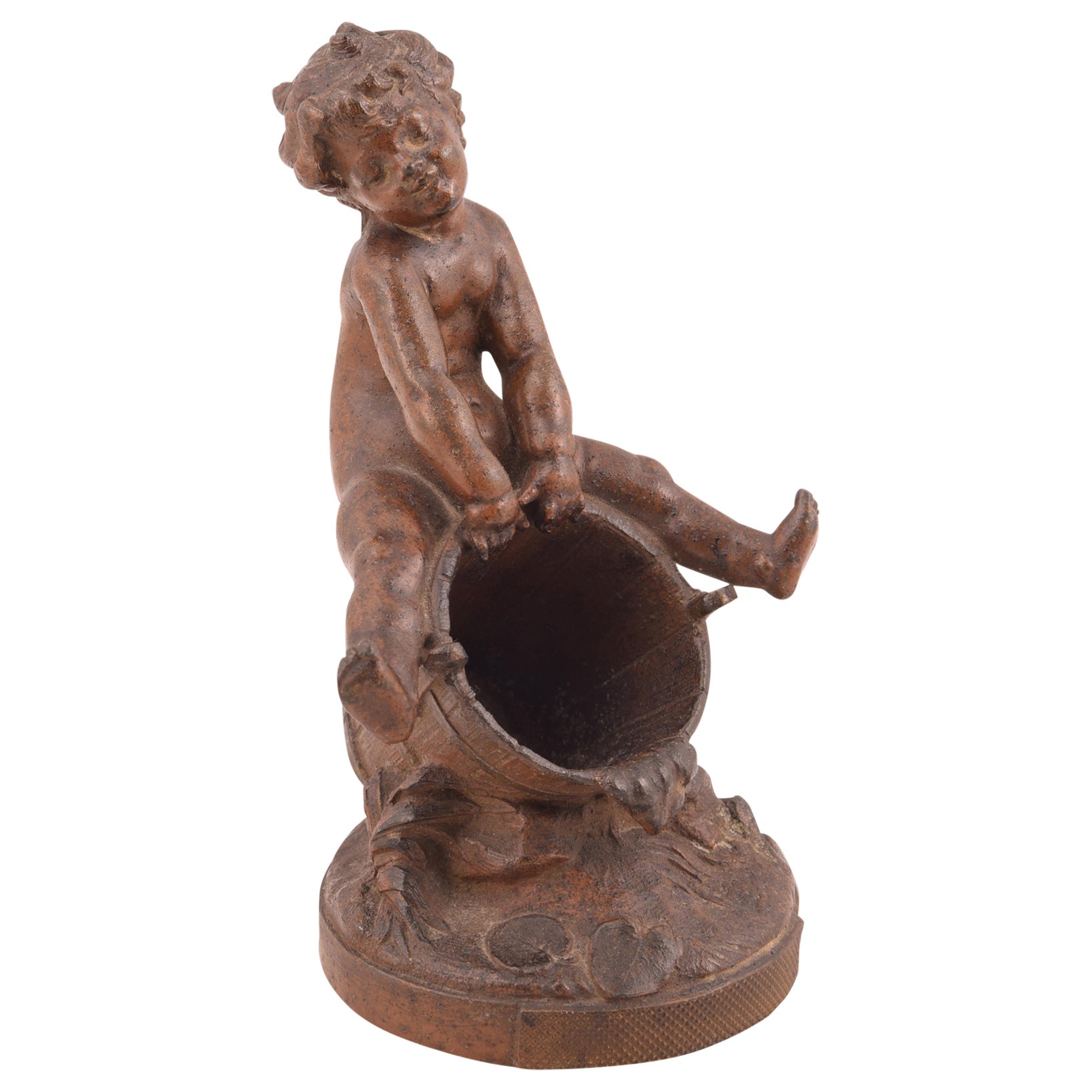 Niño montado en un cubo, figurita. Calamina. Alrededor de 1900.