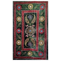 Suzani vintage de seda uzbeka bordada en negro, rojo, verde, marfil y azul
