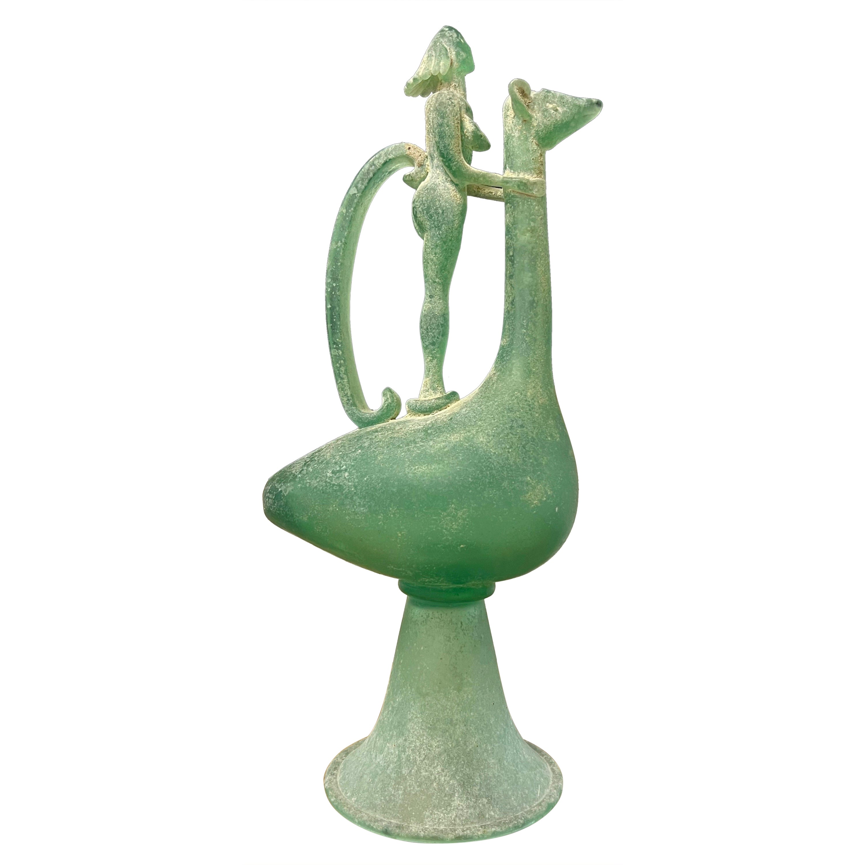 Grand vase carafe sculpté Scavo Corroso avec nu figuratif en vente