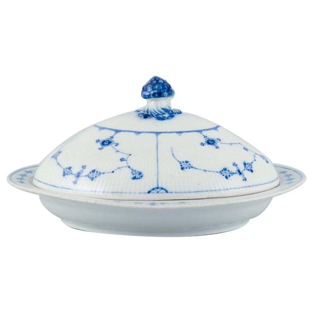 Antica zuppiera ovale scanalata blu di Royal Copenhagen con coperchio. in vendita
