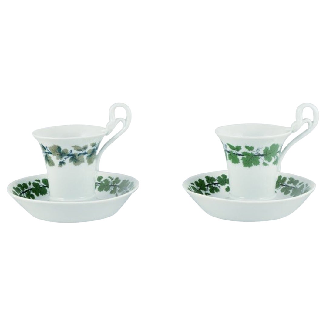 Meissen, Green Ivy Vine. Two coffee cups with tall handles shaped like swans. For Sale