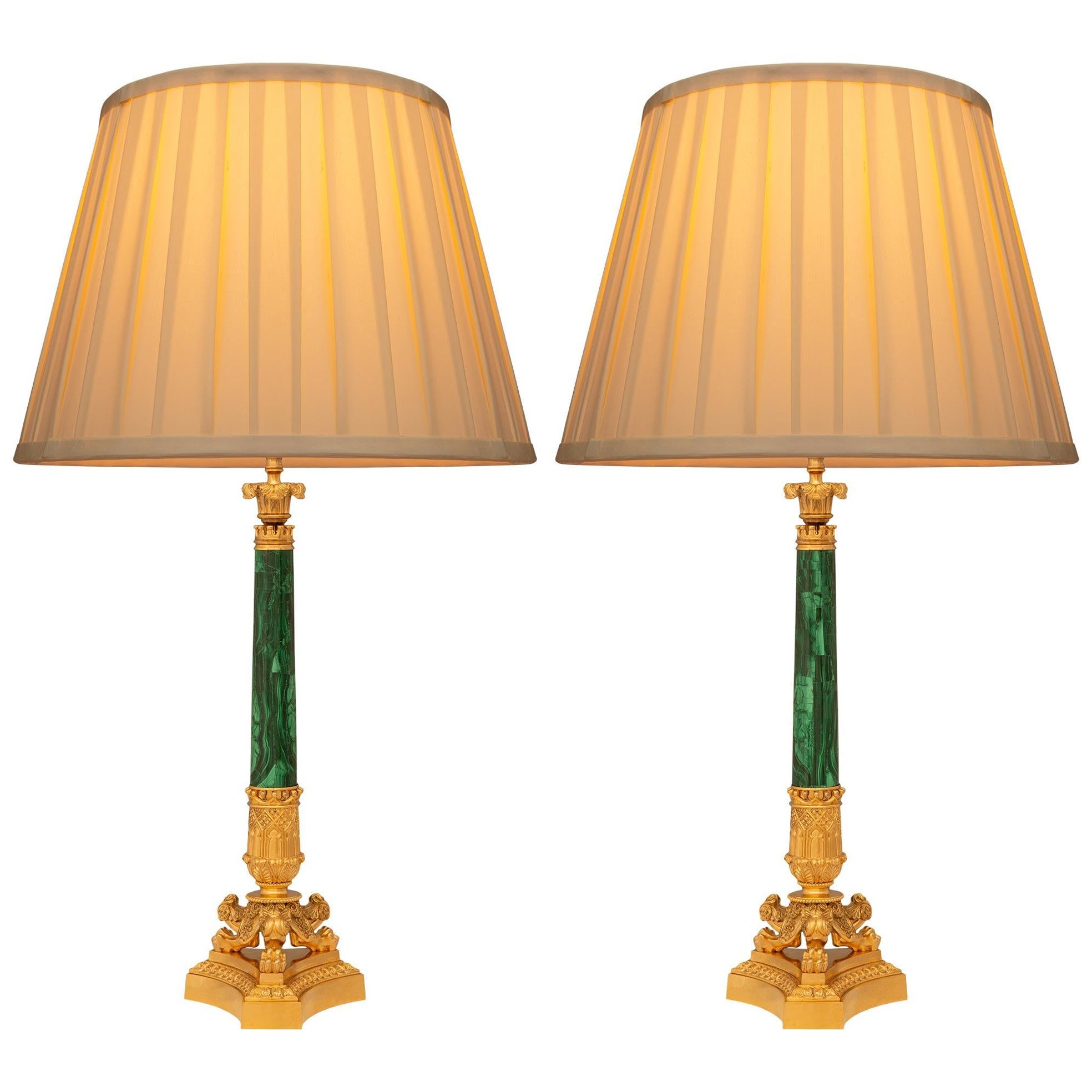 Paar französische Charles X.-Lampen aus Goldbronze und Malachit aus dem 19. Jahrhundert im Angebot