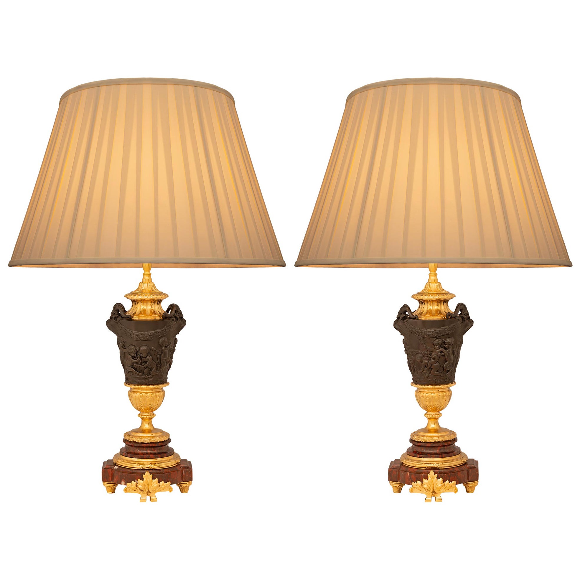 Paar französische Louis-XVI-Lampen aus Bronze, Marmor und Goldbronze aus dem 19. Jahrhundert
