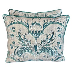 Pareja de cojines estampados Fortuny Manzianno en pavo real y beige