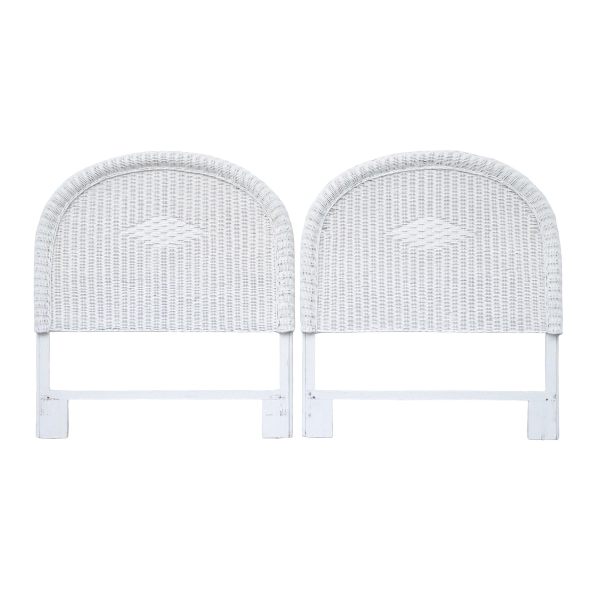 Twin Headboards aus weißem Rattan – ein Paar