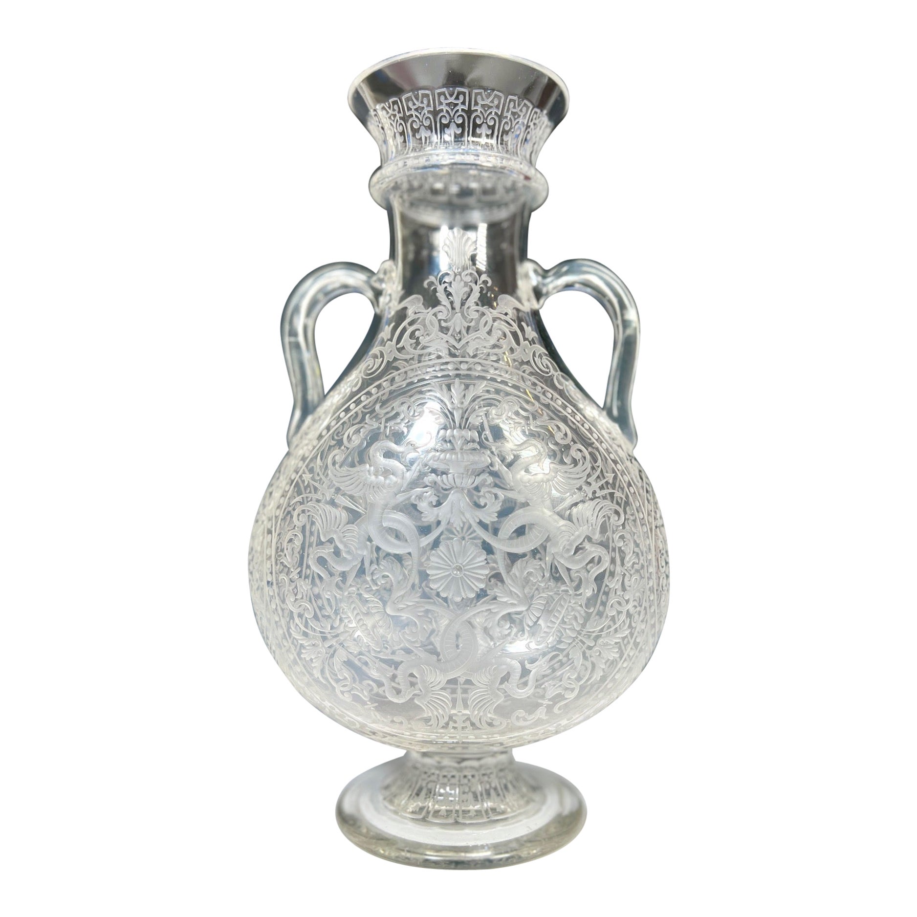 Signiert Lobmeyr 19. Jh. Handgeblasene Kristallvase mit Griffen und komplizierter Gravur