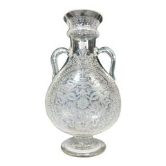 Signiert Lobmeyr 19. Jh. Handgeblasene Kristallvase mit Griffen und komplizierter Gravur