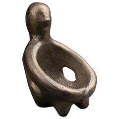 Attribué à R. Scarpa :  Petite sculpture abstraite en bronze massif d'une figure assise 