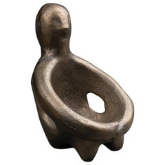 Attr. an R. Scarpa:  Kleine abstrakte massive Bronzeskulptur einer sitzenden Figur